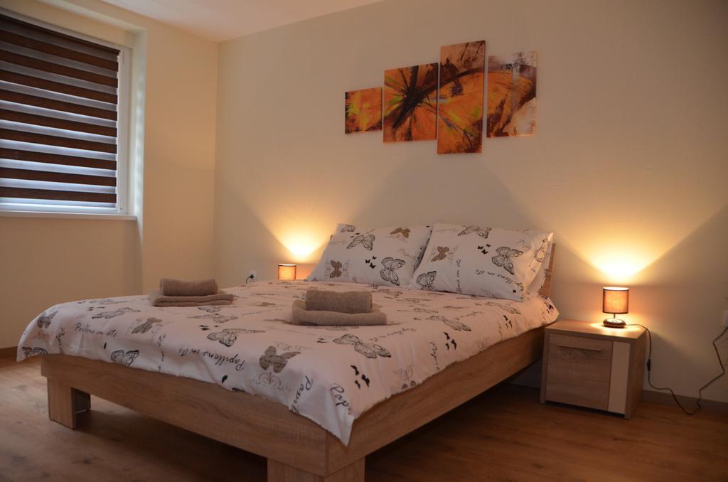 Apartment Marija Sremska Mitrovica Buitenkant foto